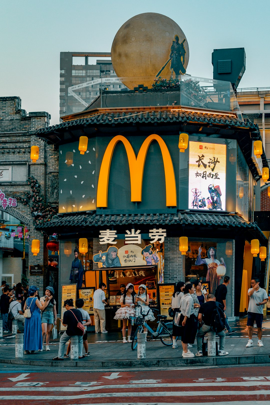 mcdonalds-restaurant-with-traditional-chinese-architecture-xfhwesm-pys